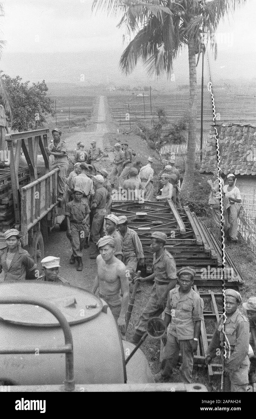 Ispezione gen. Maj. Dürst Britt 3rd Brigata di fanteria a Garoet Descrizione: [Parti di un ponte Bailey saranno scaricate] Data: 23 ottobre 1947 Località: Indonesia, Olandese-India Foto Stock