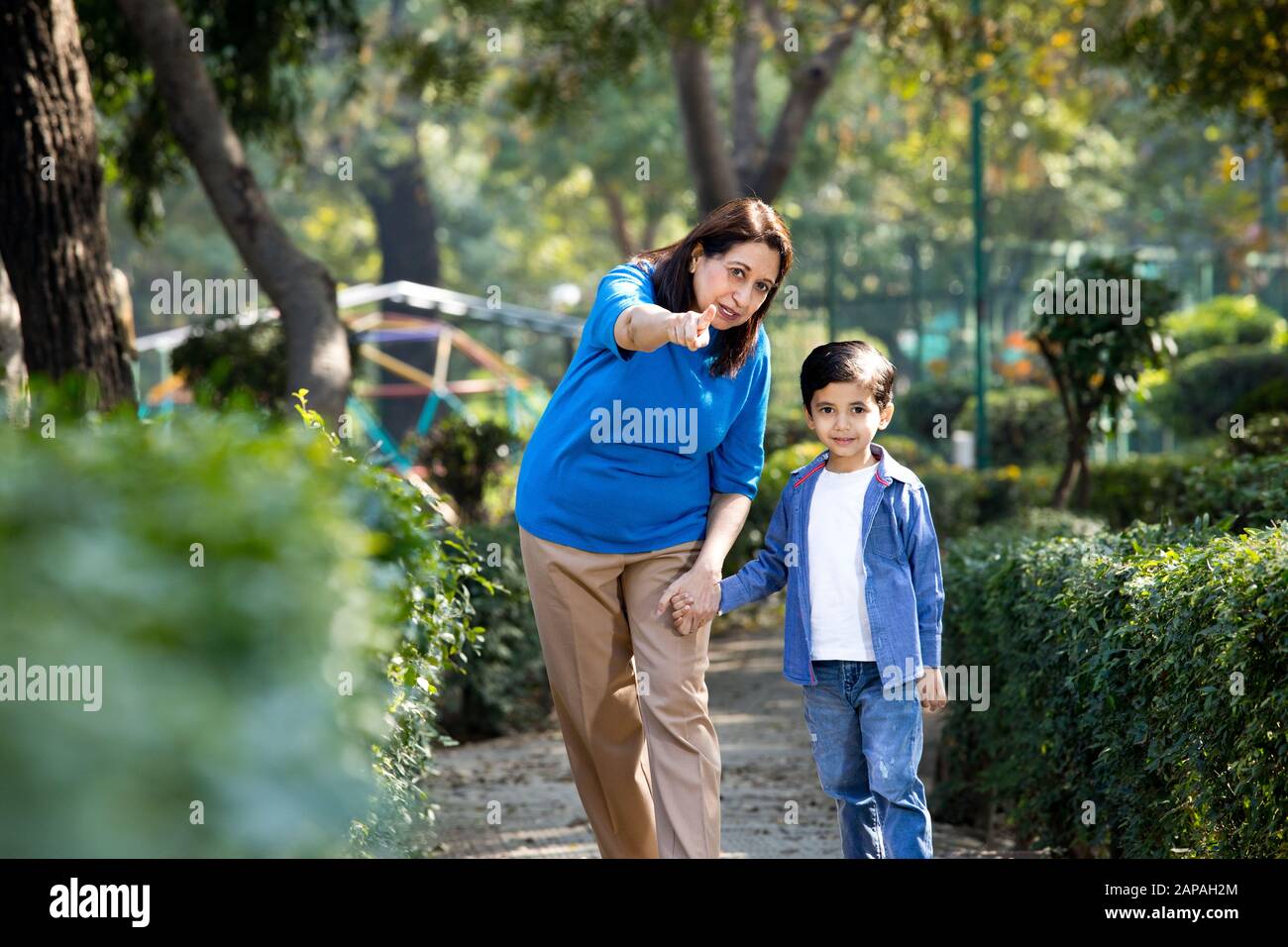 Nonna allegra che trascorre il tempo libero con nipote Foto Stock