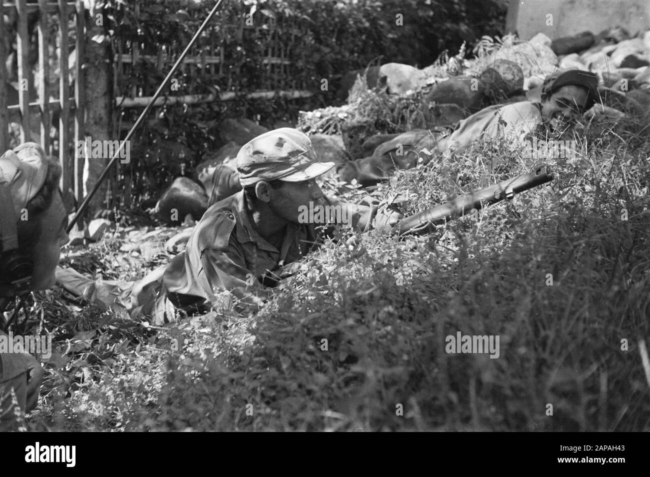 Fanteria e armatura KNIL Descrizione: Ambarawa: Dove la Repubblica cerca di disturbare di nuovo la popolazione dell'Indonesia, trova l'esercito olandese di fronte a sé. Difesa della pace e dell'ordine nella zona congelata. Nelle file della KNIL ci sono bianco e marrone spalla a spalla come riguarda il futuro dell'Indonesia Data: Agosto 1947 posizione: Indonesia, Java, Indie orientali olandesi Foto Stock