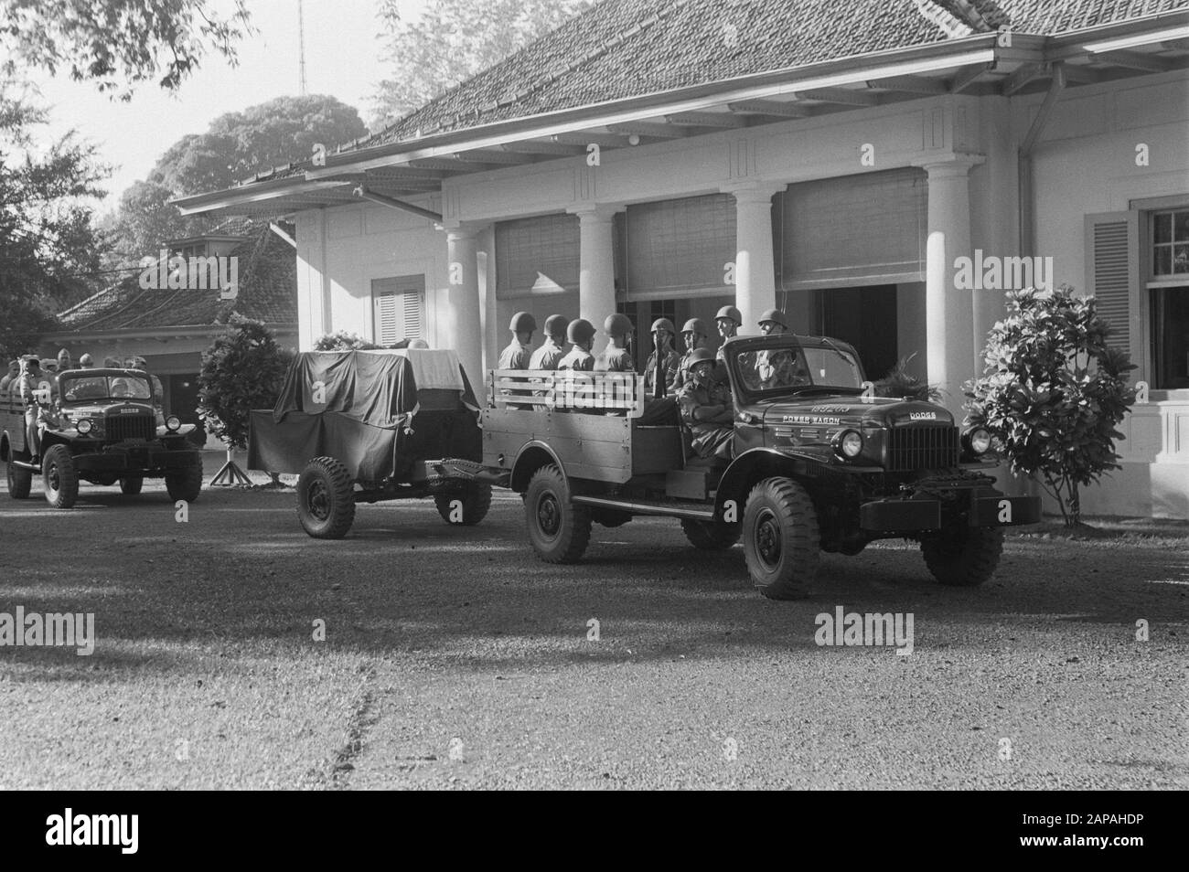 Interramento Generale Rail Descrizione: Interramento Generale Rail [on Honorary Field Menteng Pero] [The Coffin on an esuit trait by a Dead power wagon with box carriers] Data: 28 maggio 1949 luogo: Batavia, Indonesia, Jakarta, Dutch East Indies Foto Stock