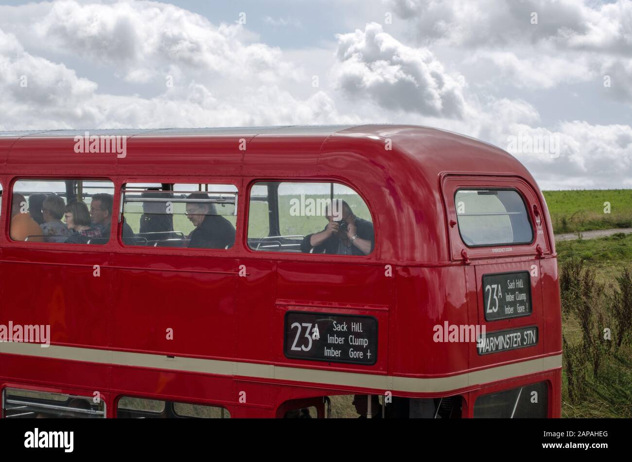 Wiltshire, Regno Unito - 17 agosto 2019: Visite turistiche sul ponte superiore di un autobus di Londra nella piana di Salisbury controllata dall'esercito. Il percorso dell'autobus è solo uno Foto Stock