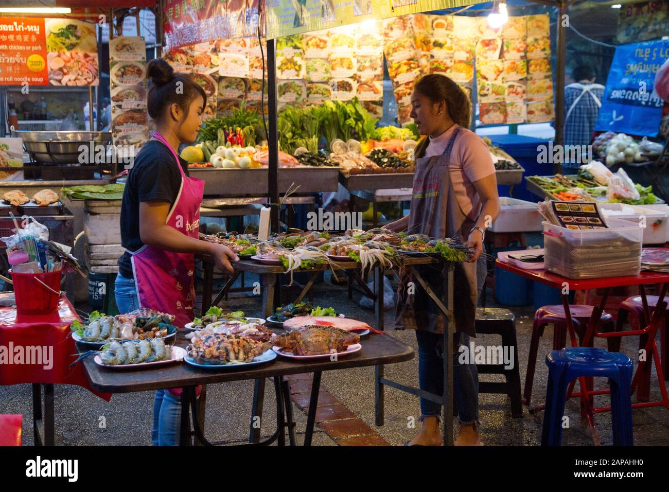 Chiang mai Street food donne lavoratori chiang mai chiangmai Thail Foto Stock