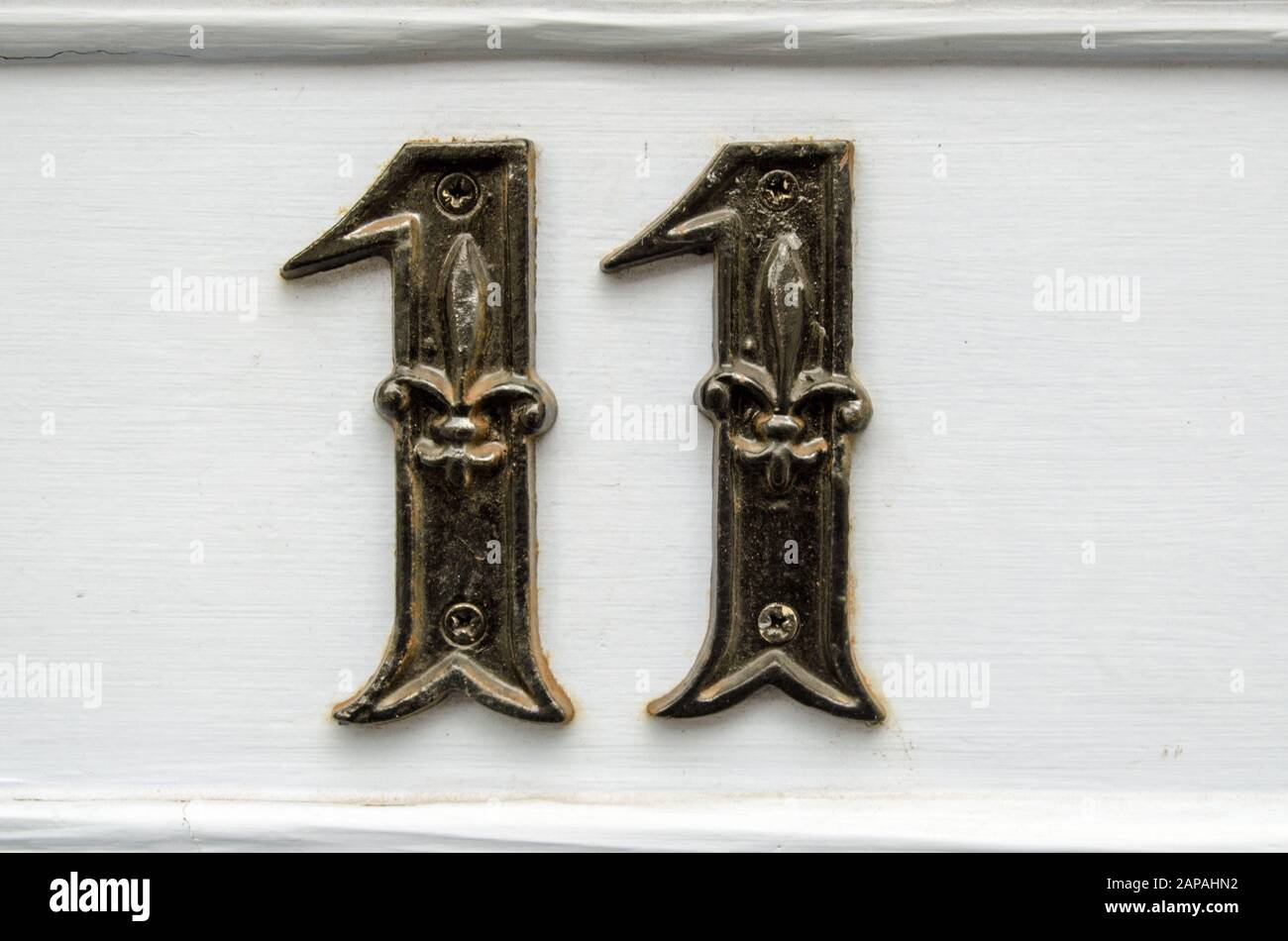 Numero undici avvitato all'esterno di una porta anteriore. Foto Stock