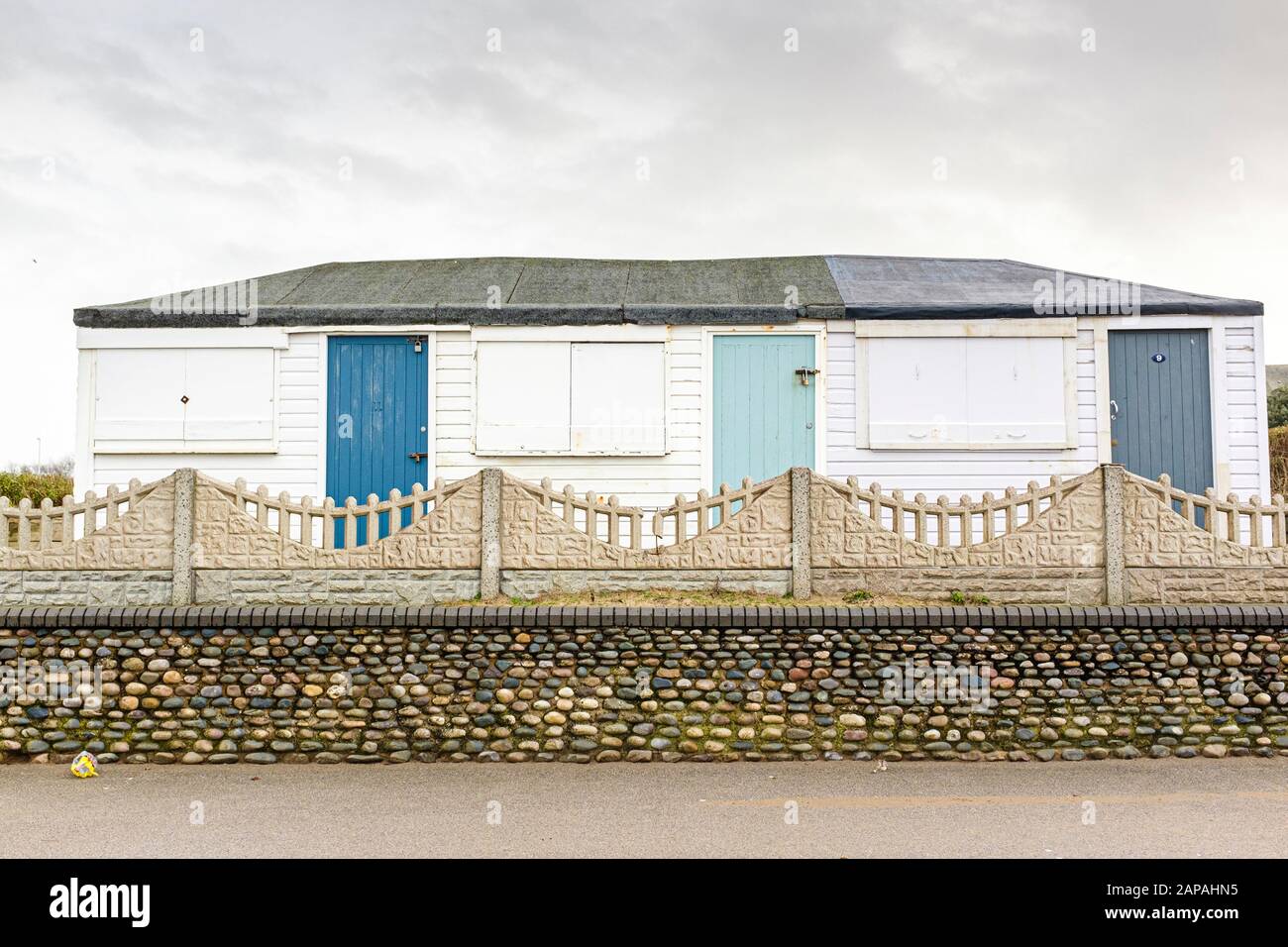 Chiuse capanne da spiaggia terrazzate ben indossate a Fleetwood, Lancashire, Regno Unito Foto Stock