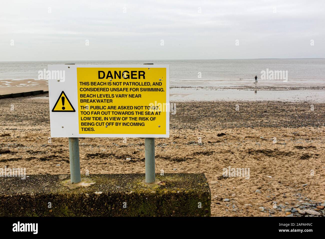 Cartello pericolo di nuoto sulla spiaggia vicino a Rosall Point, Fleetwood, Lancashire , Regno Unito Foto Stock