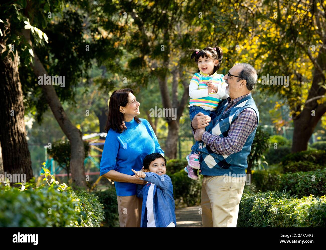 I nonni felici trascorrono il tempo libero con i nipoti Foto Stock