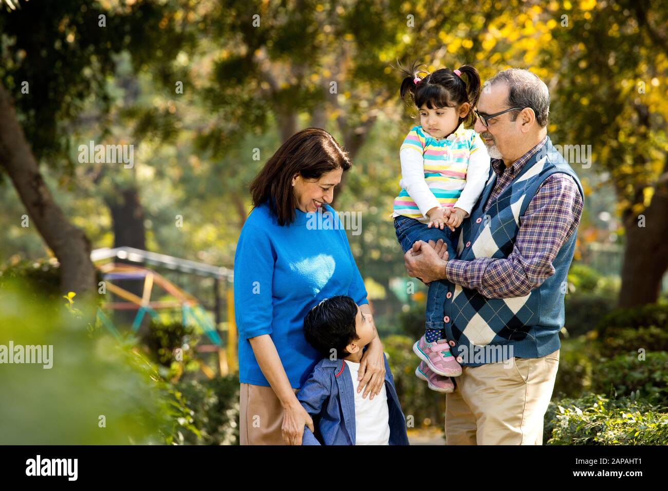 I nonni felici trascorrono il tempo libero con i nipoti Foto Stock