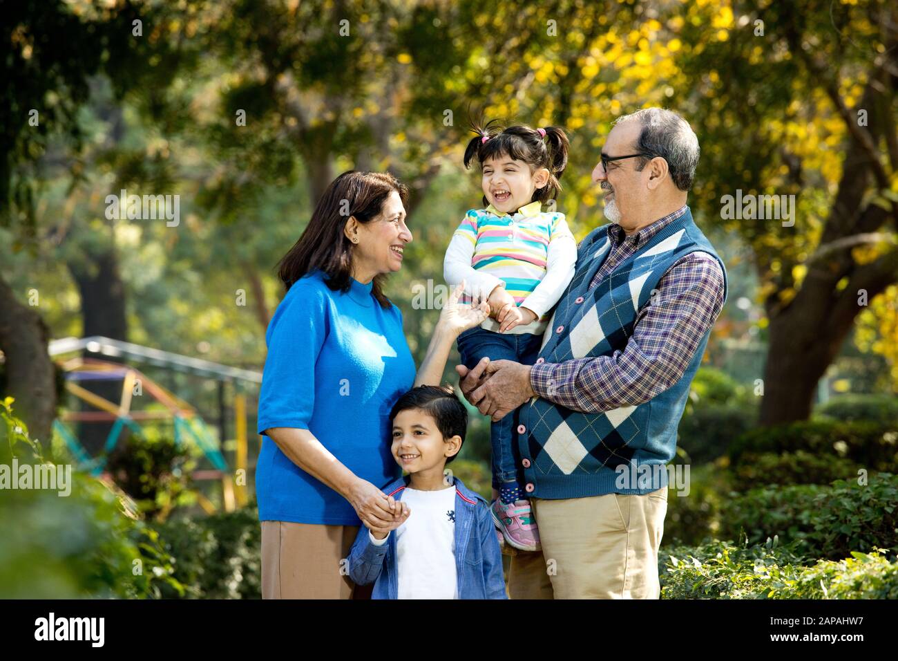 I nonni felici trascorrono il tempo libero con i nipoti Foto Stock