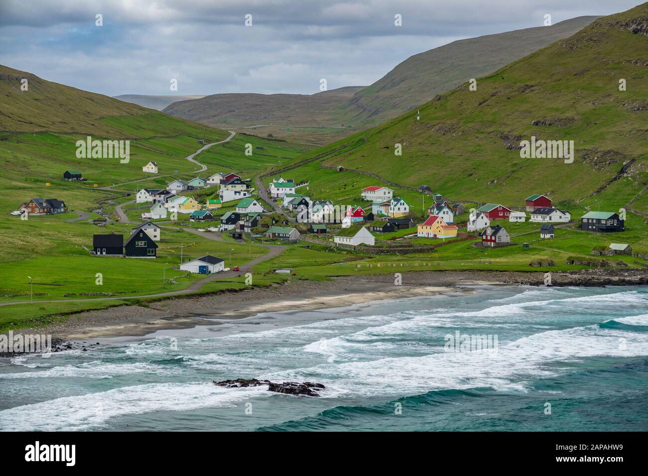 Isole Faroe villaggio tipico vicino all'oceano Foto Stock
