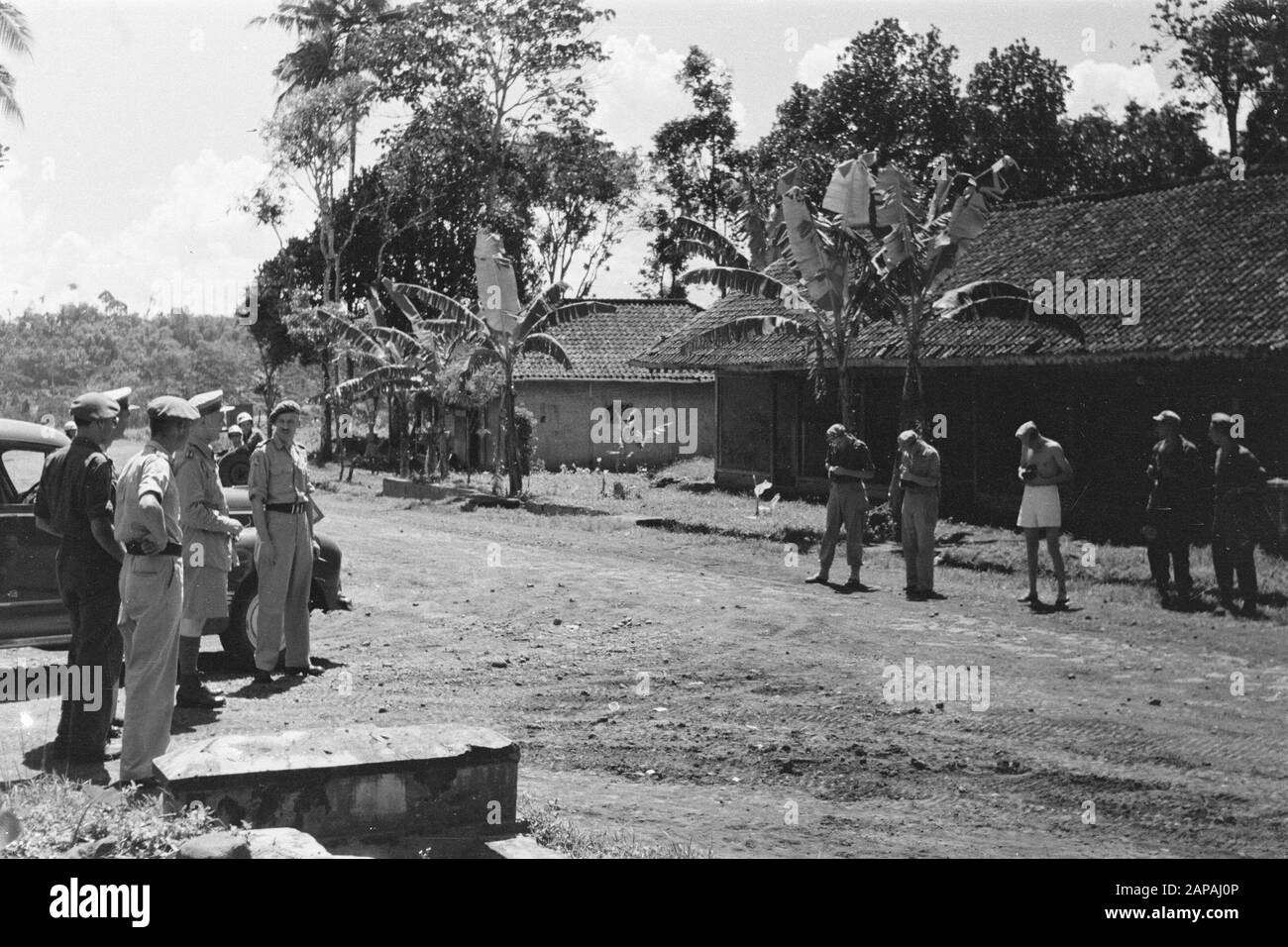 Visita di ispezione generale H.J. Curls by Indonesia Descrizione: [1st Fanteria Brigade Group] [General Kruls is photographed by men] Annotation: Curls scrive circa questo in Op Inspection, p. 58 Date: 3 May 1947 Location: Indonesia, Dutch East Indie Foto Stock