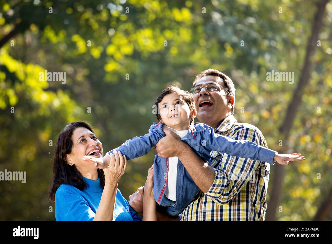 Allegro padre che solleva la figlia e la aiuta a volare Foto Stock