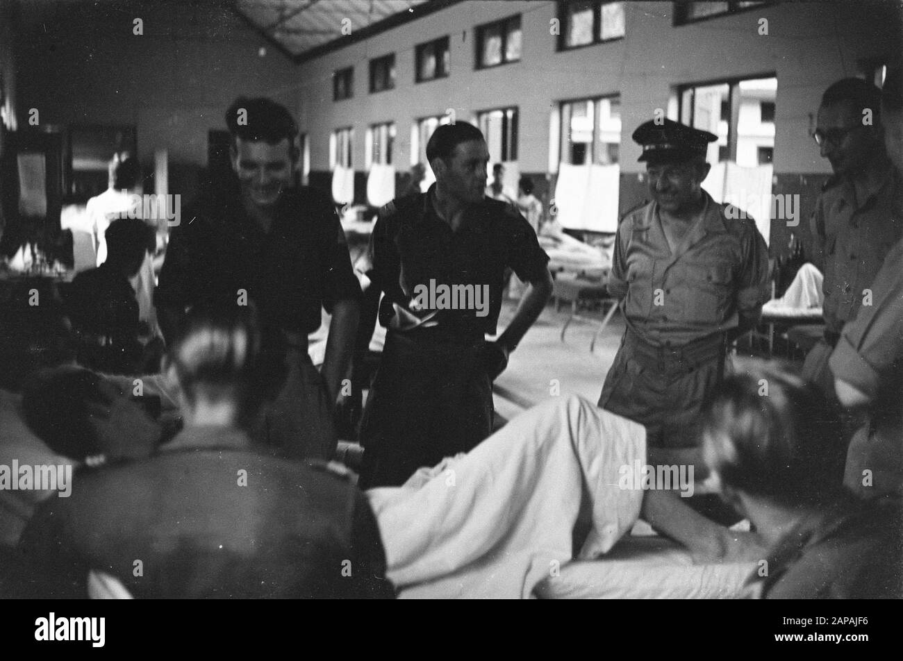 [DCL] Visit Chief Army Chaplain H.J.M. van Straelen to Hospital Medan Descrizione: Visita del colonnello Van Straelen ad un ospedale militare Data: Aprile 1947 Località: Indonesia, Indie olandesi Foto Stock
