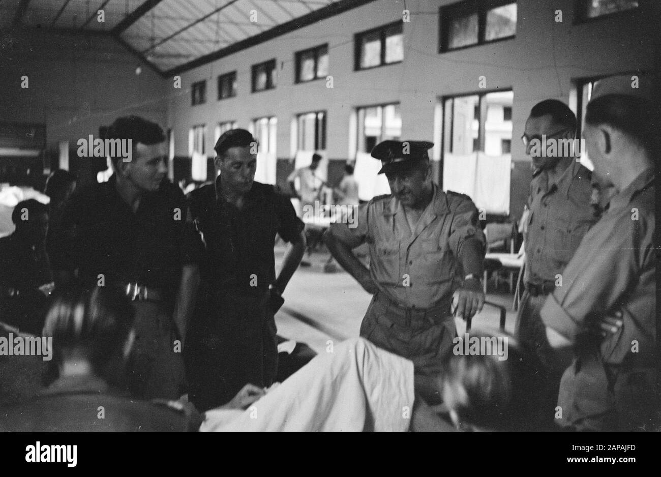 [DCL] Visit Chief Army Chaplain H.J.M. van Straelen to Hospital Medan Descrizione: Visita del colonnello Van Straelen ad un ospedale militare Data: Aprile 1947 Località: Indonesia, Indie olandesi Foto Stock