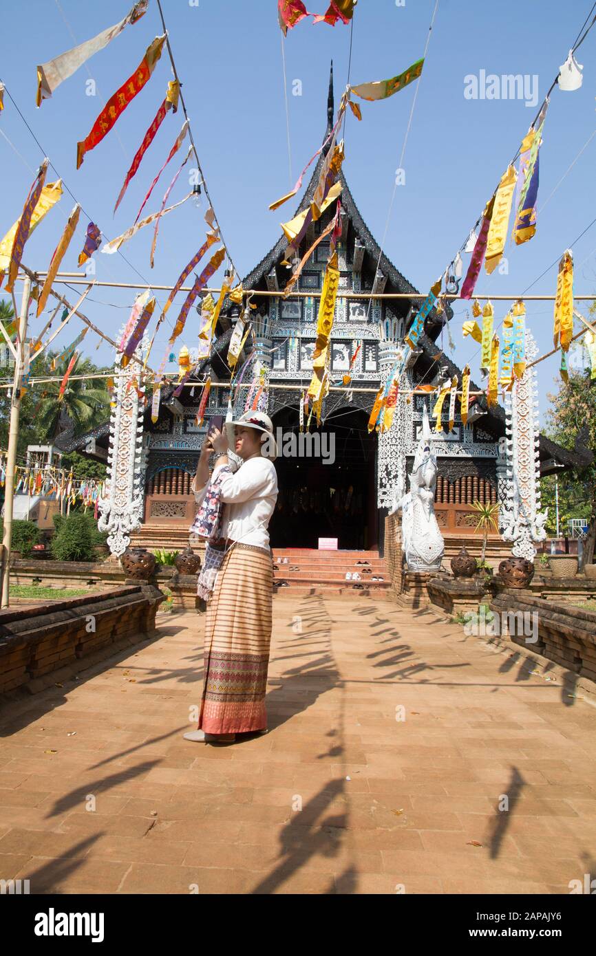 Thailandia Tourist donna tempio budhismo carta lanterna appeso Chiang mai Thailandia tailandese Asia asiatico Foto Stock