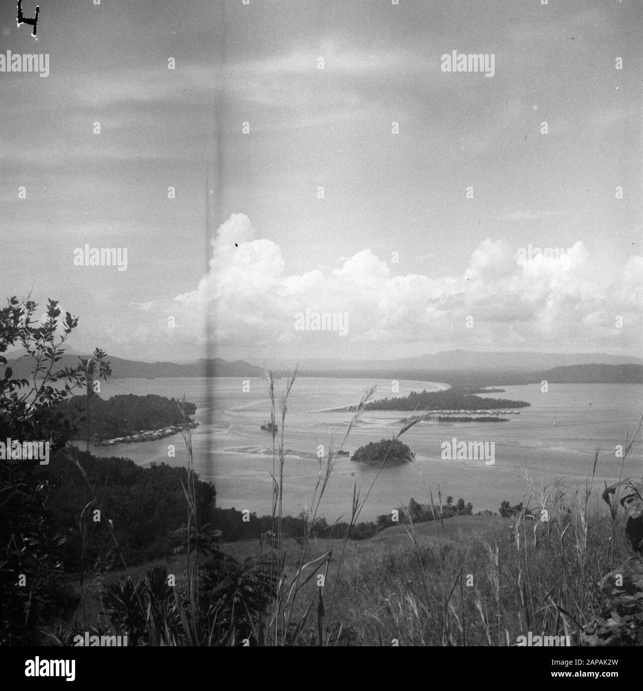 Reportage Hollandia Descrizione: [Baia di Hollandia con le isole Magdalena. New Guinea] Data: Febbraio 1947 Località: Hollandia, Indonesia, Indie Orientali Olandesi, Nuova Guinea Foto Stock