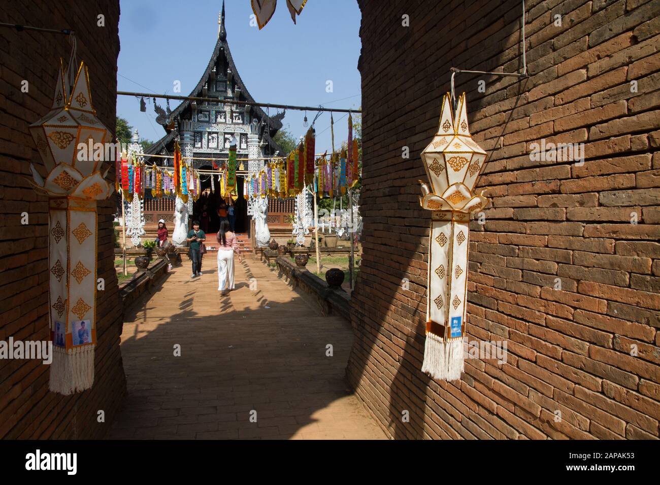 Thailandia Tourist donna tempio budhismo carta lanterna appeso Chiang mai Thailandia tailandese Asia asiatico Foto Stock