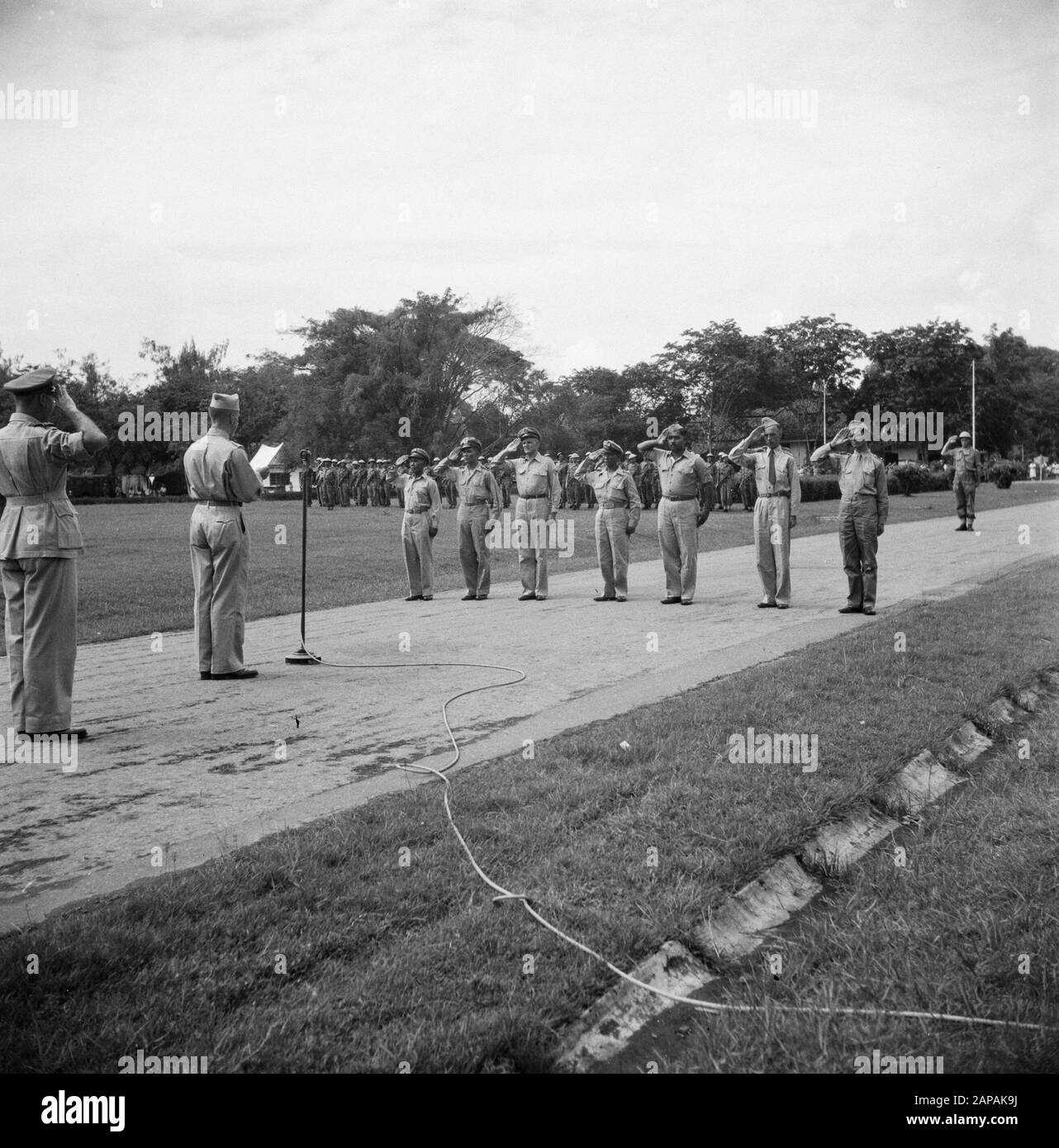[Cerimonia di premiazione. Le persone decorate si trovano in ufficio e portano il saluto militare. Un ufficiale fa un discorso] Data: 1947/01/01 luogo: Indonesia, Indie orientali olandesi Foto Stock