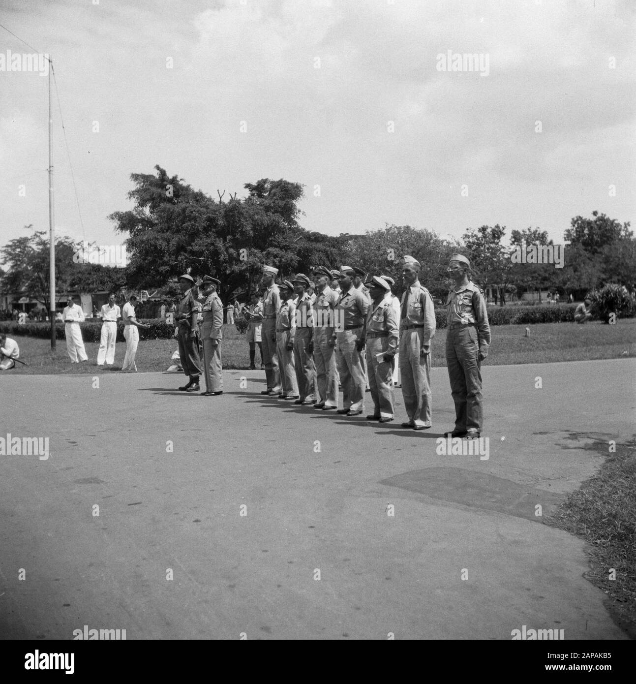 [Cerimonia di premiazione. Maj-Gen W.J.K. Baay, Comandante A-Division porta il saluto militare] Data: 1947/01/01 luogo: Indonesia, Indie Orientali Olandesi Foto Stock