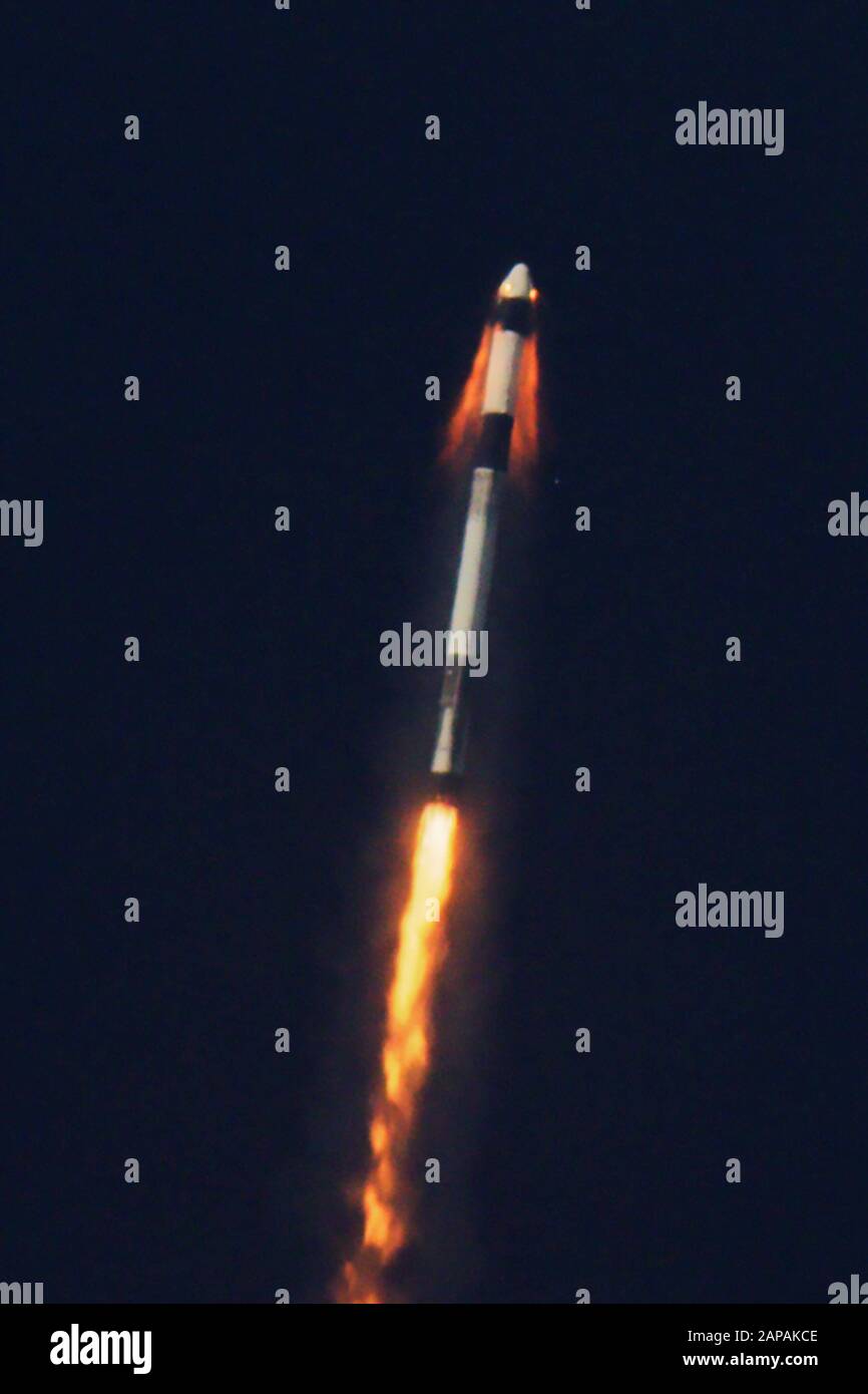 Kennedy Space Center, Stati Uniti. 22nd Gen 2020. Il 19 gennaio 2020, SpaceX ha condotto un test in volo delle capacità di fuga del lancio di Crew Dragon dal Launch Complex 39A (LC-39A) al Kennedy Space Center della NASA in Florida. Questo test, che non ha astronauti della NASA a bordo del veicolo spaziale, ha dimostrato la capacità di Crew Dragon di trasportare in modo affidabile l'equipaggio alla sicurezza nel caso improbabile di un'emergenza in salita. Foto di SpaceX/UPI Credit: UPI/Alamy Live News Foto Stock