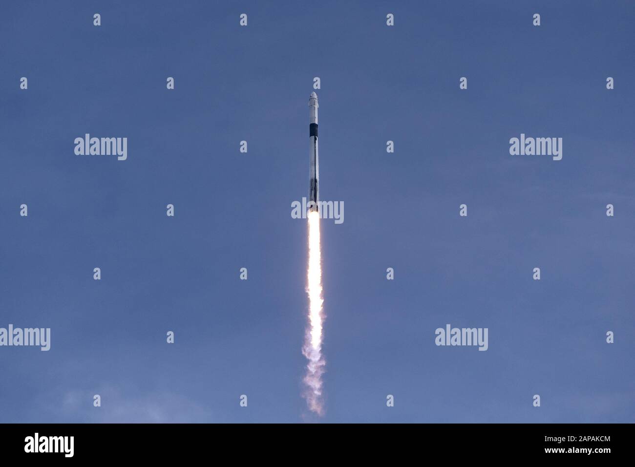 Kennedy Space Center, Stati Uniti. 22nd Gen 2020. Il 19 gennaio 2020, SpaceX ha condotto un test in volo delle capacità di fuga del lancio di Crew Dragon dal Launch Complex 39A (LC-39A) al Kennedy Space Center della NASA in Florida. Questo test, che non ha astronauti della NASA a bordo del veicolo spaziale, ha dimostrato la capacità di Crew Dragon di trasportare in modo affidabile l'equipaggio alla sicurezza nel caso improbabile di un'emergenza in salita. Foto di SpaceX/UPI Credit: UPI/Alamy Live News Foto Stock