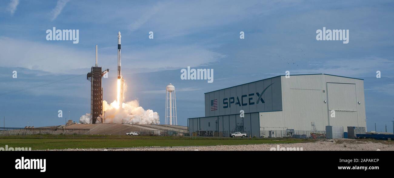 Kennedy Space Center, Stati Uniti. 22nd Gen 2020. Il 19 gennaio 2020, SpaceX ha condotto un test in volo delle capacità di fuga del lancio di Crew Dragon dal Launch Complex 39A (LC-39A) al Kennedy Space Center della NASA in Florida. Questo test, che non ha astronauti della NASA a bordo del veicolo spaziale, ha dimostrato la capacità di Crew Dragon di trasportare in modo affidabile l'equipaggio alla sicurezza nel caso improbabile di un'emergenza in salita. Foto di SpaceX/UPI Credit: UPI/Alamy Live News Foto Stock