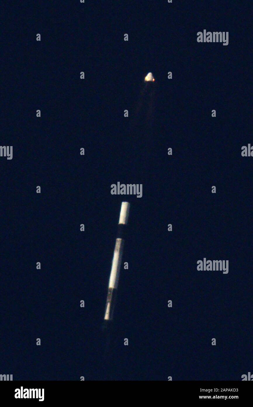 Kennedy Space Center, Stati Uniti. 22nd Gen 2020. Il 19 gennaio 2020, SpaceX ha condotto un test in volo delle capacità di fuga del lancio di Crew Dragon dal Launch Complex 39A (LC-39A) al Kennedy Space Center della NASA in Florida. Questo test, che non ha astronauti della NASA a bordo del veicolo spaziale, ha dimostrato la capacità di Crew Dragon di trasportare in modo affidabile l'equipaggio alla sicurezza nel caso improbabile di un'emergenza in salita. Foto di SpaceX/UPI Credit: UPI/Alamy Live News Foto Stock