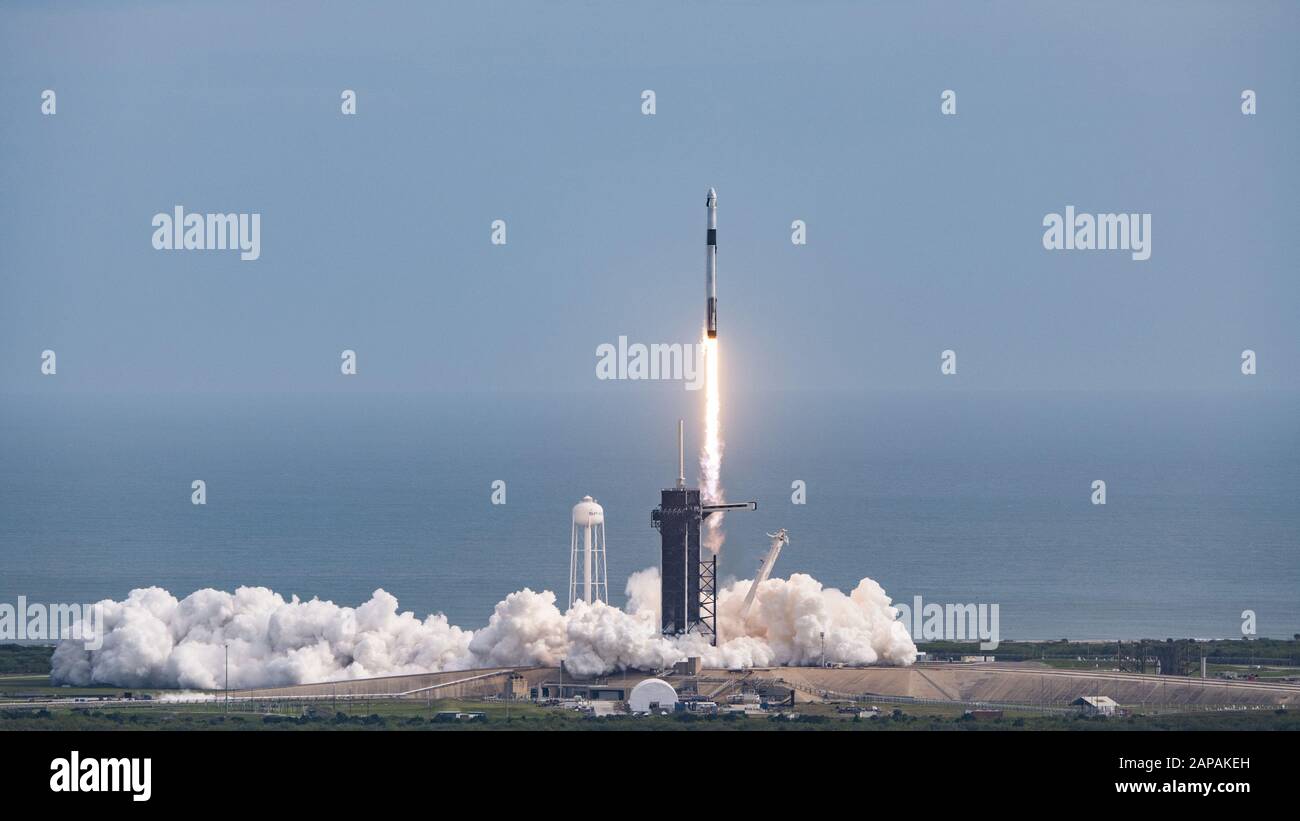 Kennedy Space Center, Stati Uniti. 22nd Gen 2020. Il 19 gennaio 2020, SpaceX ha condotto un test in volo delle capacità di fuga del lancio di Crew Dragon dal Launch Complex 39A (LC-39A) al Kennedy Space Center della NASA in Florida. Questo test, che non ha astronauti della NASA a bordo del veicolo spaziale, ha dimostrato la capacità di Crew Dragon di trasportare in modo affidabile l'equipaggio alla sicurezza nel caso improbabile di un'emergenza in salita. Foto di SpaceX/UPI Credit: UPI/Alamy Live News Foto Stock