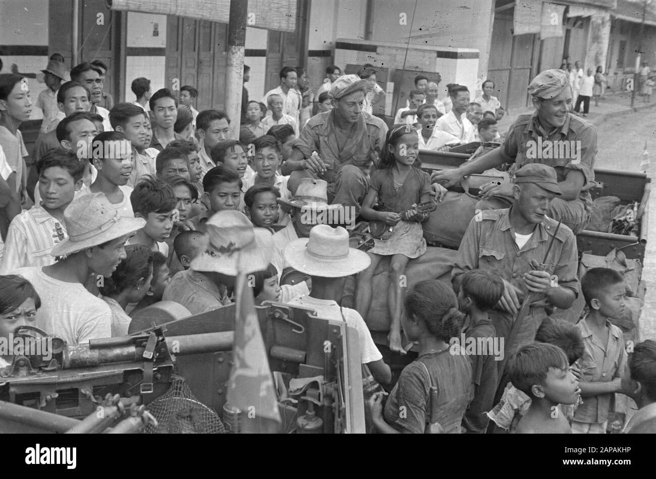 L'occupazione di solo, anticipo della V brigade Descrizione: Le truppe olandesi in solo. I militari si sentono completamente a proprio agio in mezzo alla popolazione. Una band di krontjong suona alcune canzoni e presto un gruppo di spettatori che apparentemente hanno divertimento [ragazza con ukele su veicolo militare Data: 21 dicembre 1948 luogo: Indonesia, Java, Dutch East Indies, solo Foto Stock