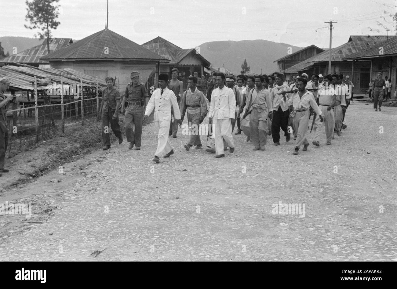 Visita a Sidikalang Descrizione: Al confine di Sidikalang arriva un grande gruppo di polizia dal TNI stesso, con le loro armi, relazione alle truppe olandesi Annotazione: DJK Data: 14 gennaio 1949 luogo: Indonesia, Indie orientali olandesi Foto Stock