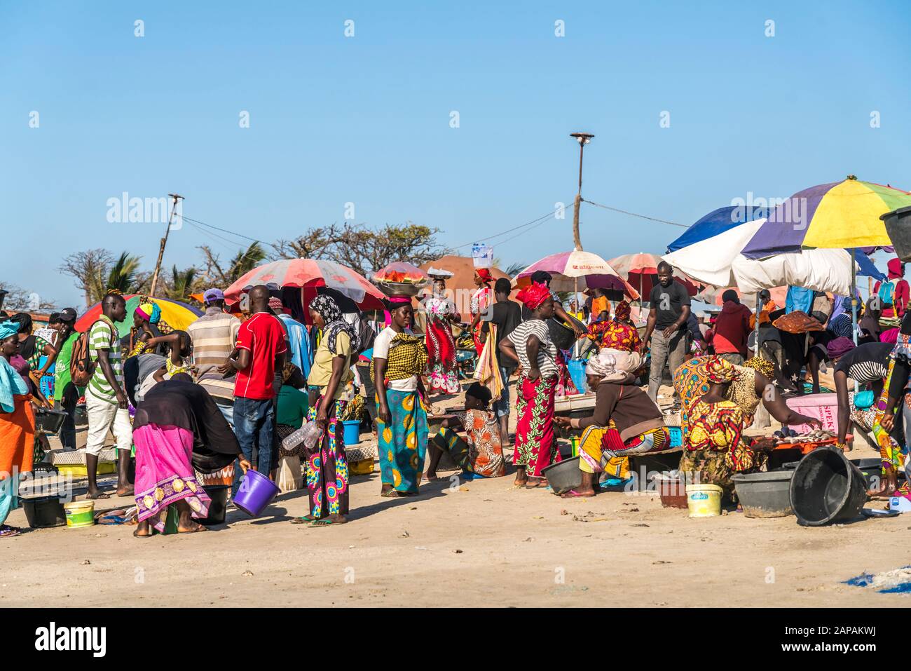 Bunte Kleider auf dem Fischmarkt a Tanji, Gambia, Westafrika | vestiti colorati al mercato del pesce, Tanji, Gambia, Africa occidentale, Foto Stock