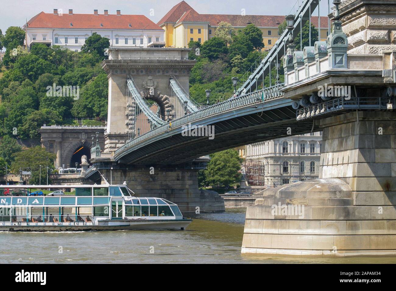 Crociera sul Danubio Legenda in barca a vela sotto il Ponte delle catene a Budapest Ungheria in un soleggiato pomeriggio di maggio. Foto Stock