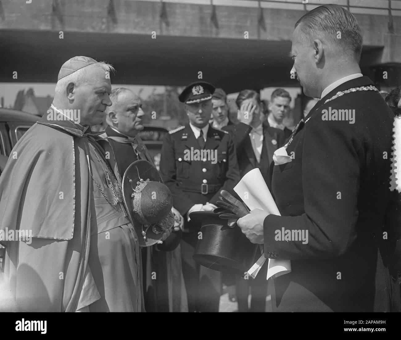 100 anni Kromstaf. Arrivo Cardinale legato, cardinale belga Jozef Van Roey, sindaco di destra C.J.A. de Ranitz Annotazione: Festa cattolica per il ripristino della gerarchia vescovile nel 1853 Data: 15 maggio 1953 luogo: Utrecht (città) Parole Chiave: Cattolicesimo Foto Stock