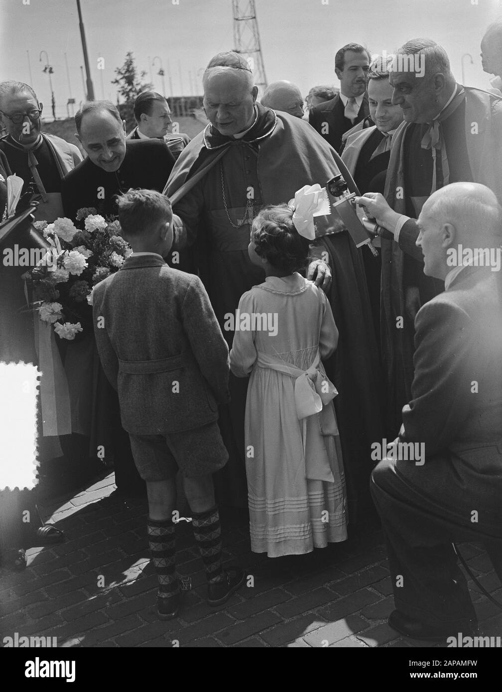 100 anni Kromstaf. Arrivo Cardinale legato, il Cardinale belga Jozef Van Roey Annotazione: Festa cattolica per il restauro della gerarchia vescovile nel 1853 Data: 15 maggio 1953 luogo: Utrecht (città) Parole Chiave: Cattolicesimo Foto Stock