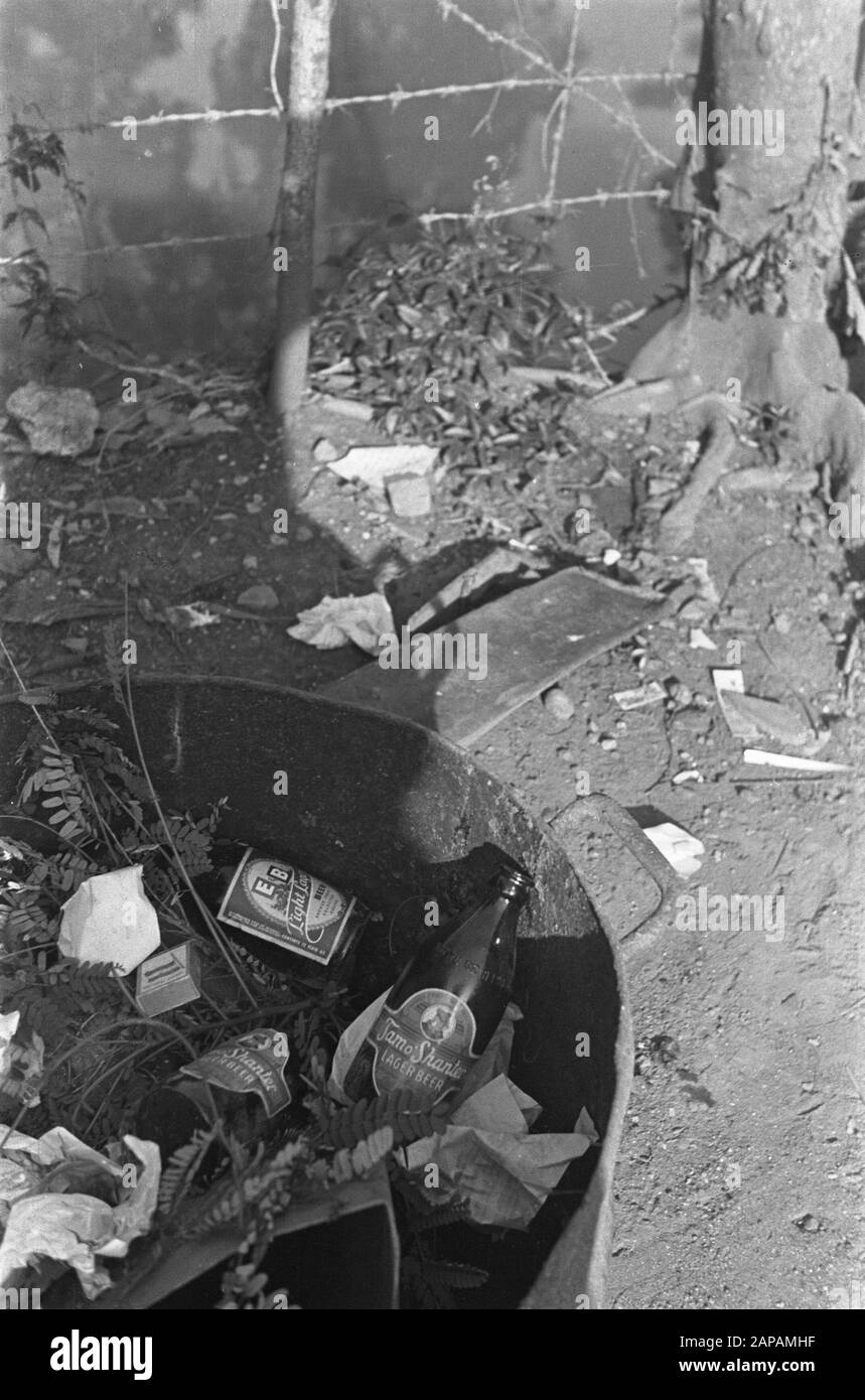 Bottiglie di birra e carte in un cestino. Su un tronco d'albero con filo spinato Data: 1947/01/01 Ubicazione: Indonesia, Indie orientali olandesi Foto Stock