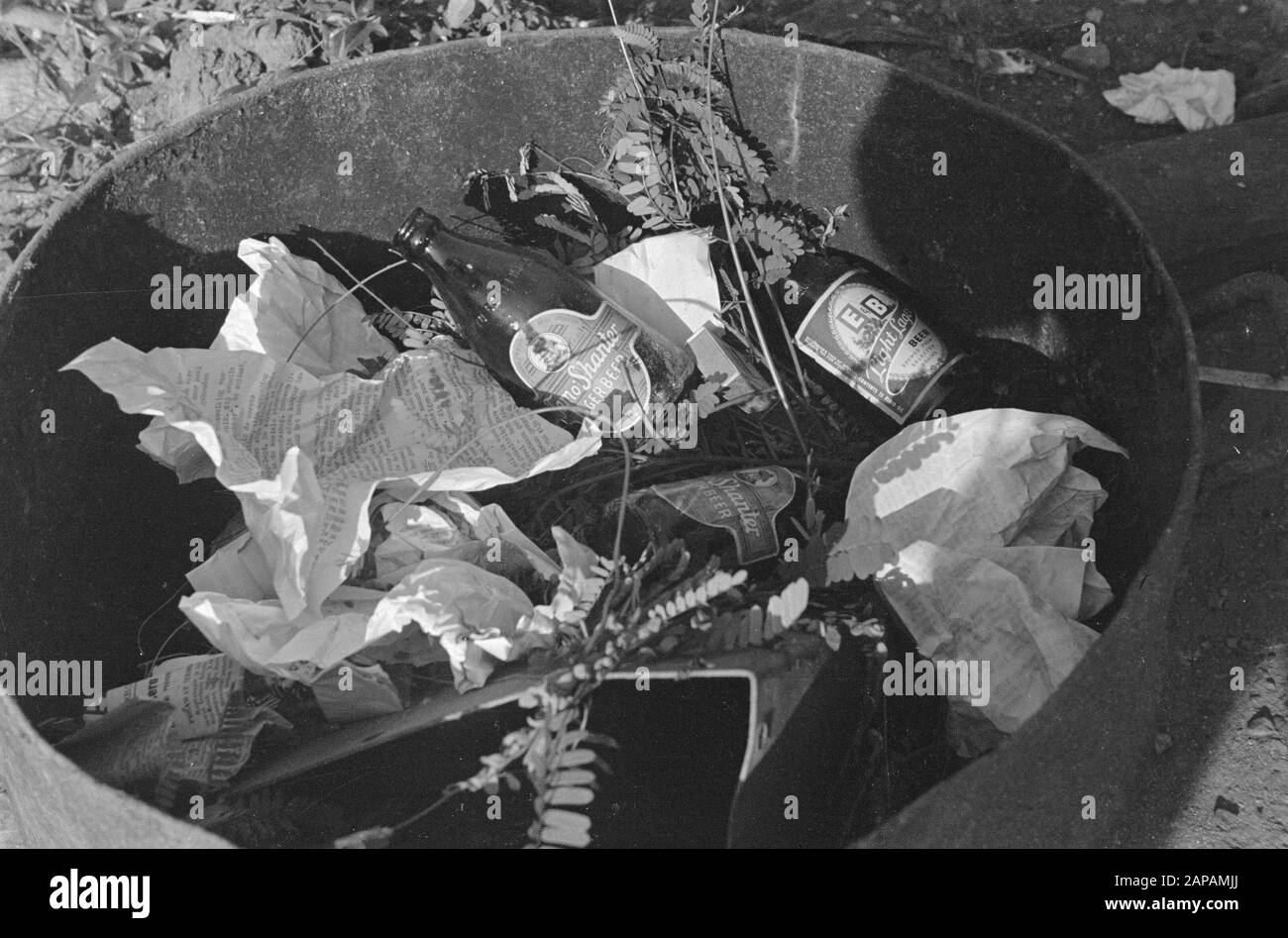 Bottiglie di birra e carte in un cestino Data: 1947/01/01 luogo: Indonesia, Indie orientali olandesi Foto Stock