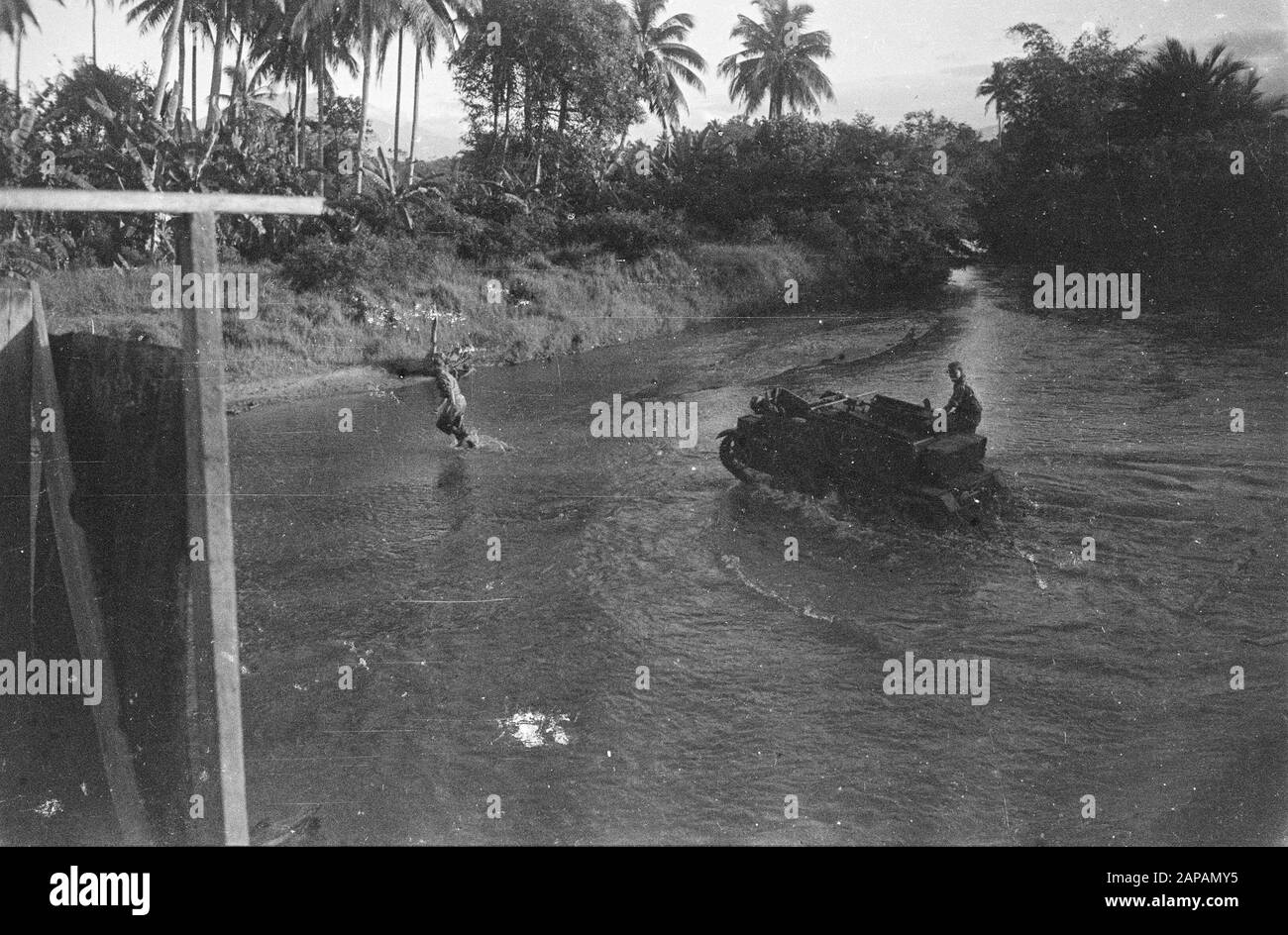 Bren-carrier attraversa un fiume in un luogo rimestabile Data: 1947/01/01 luogo: Indonesia, Indie orientali olandesi Foto Stock