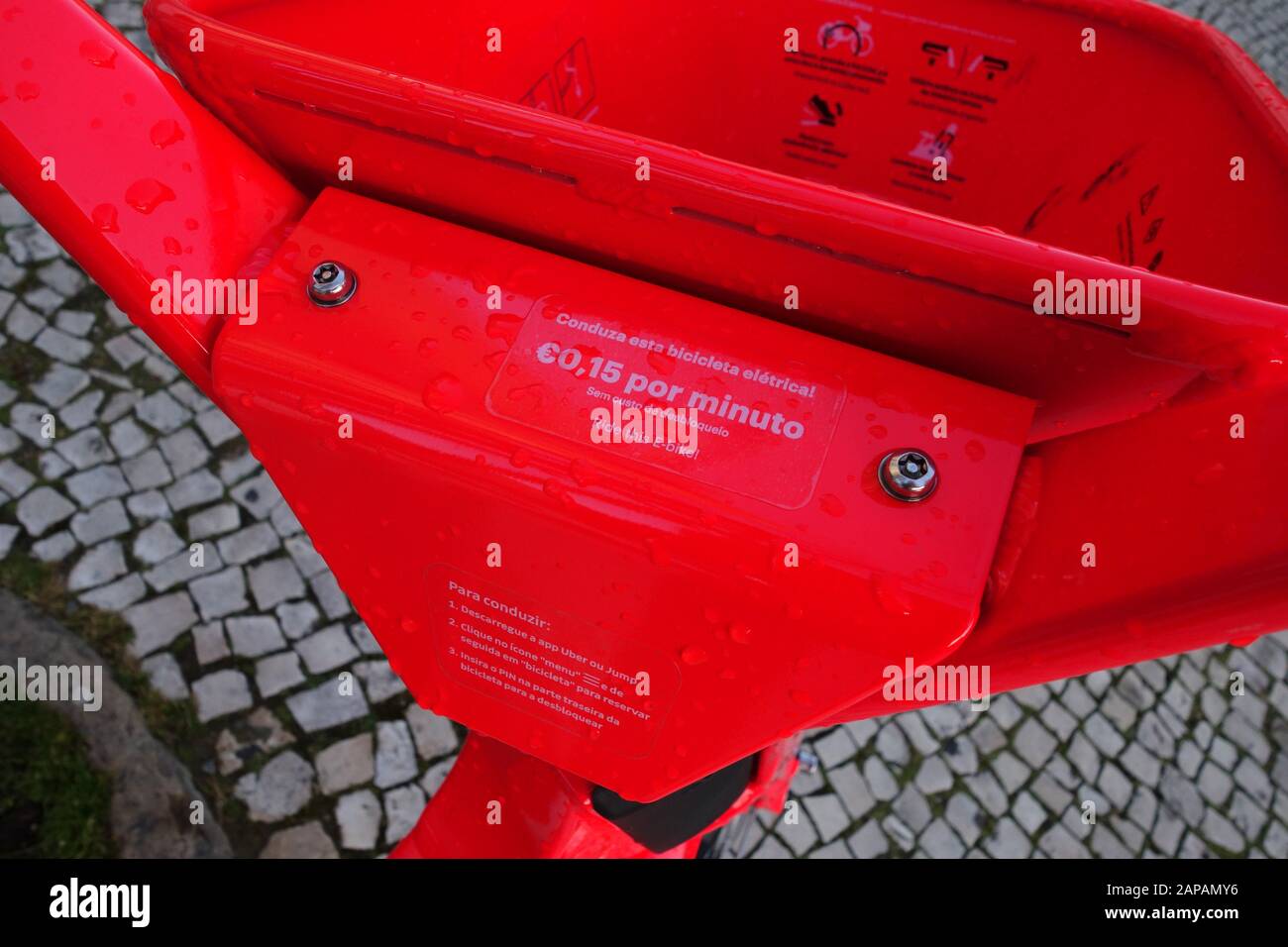 Dettaglio bici elettrica in affitto nel centro di Lisbona, Portogallo Foto Stock