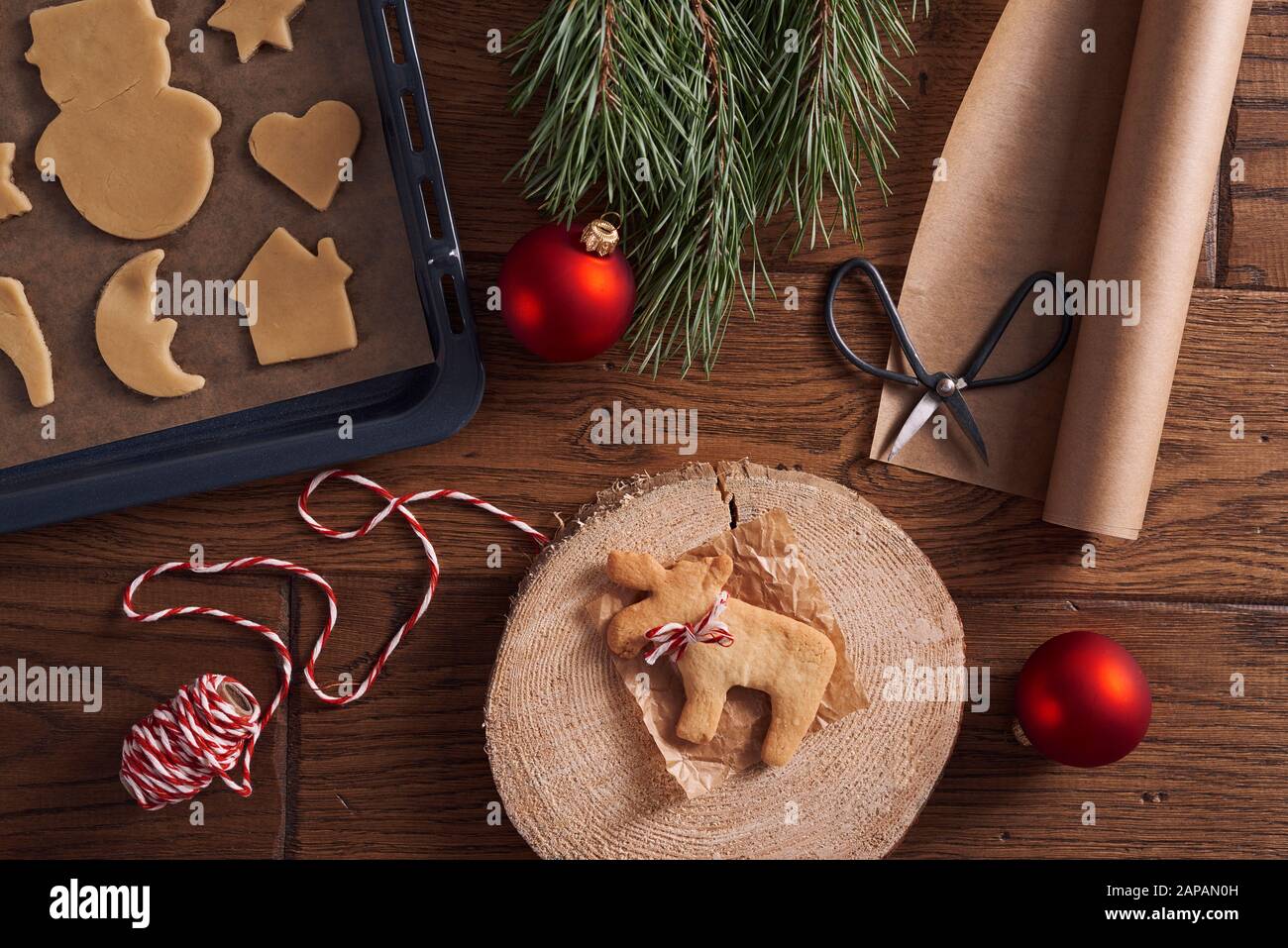 Biscotti di pan di zenzero di cottura è una tradizione di Natale Foto Stock