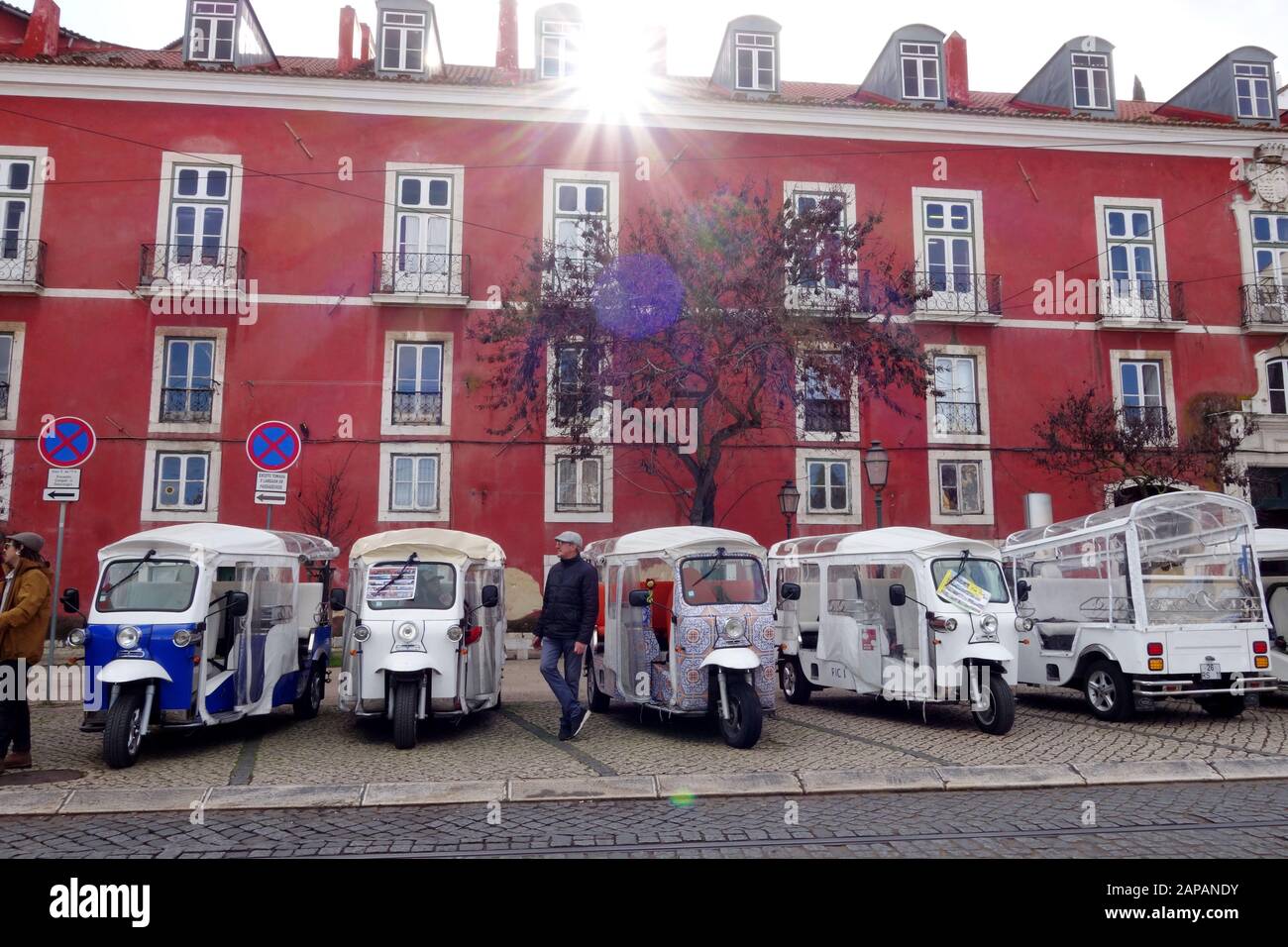 Tuk tuk tuk in attesa di usanza a Miradouro de Santa Luzia Nel centro di Lisbona Portogallo Foto Stock