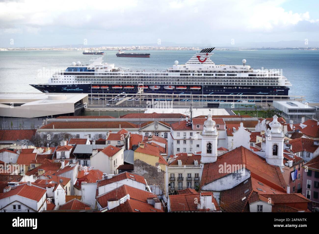 Vista della storica città vecchia di Lisbona con nave da crociera sullo sfondo, Portogallo Foto Stock