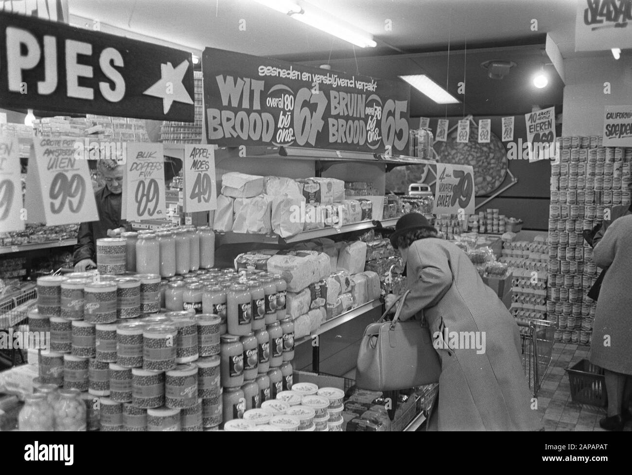 Tavola pubblicitaria con testo sul pane a buon mercato Descrizione: Pane, negozi Data: 26 settembre 1968 Parole Chiave: Pane, negozi Foto Stock