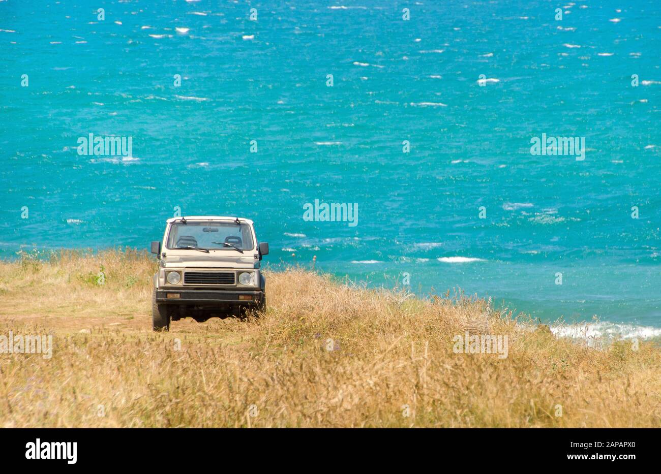 uno sfondo avventura offroad - suv auto mare Foto Stock