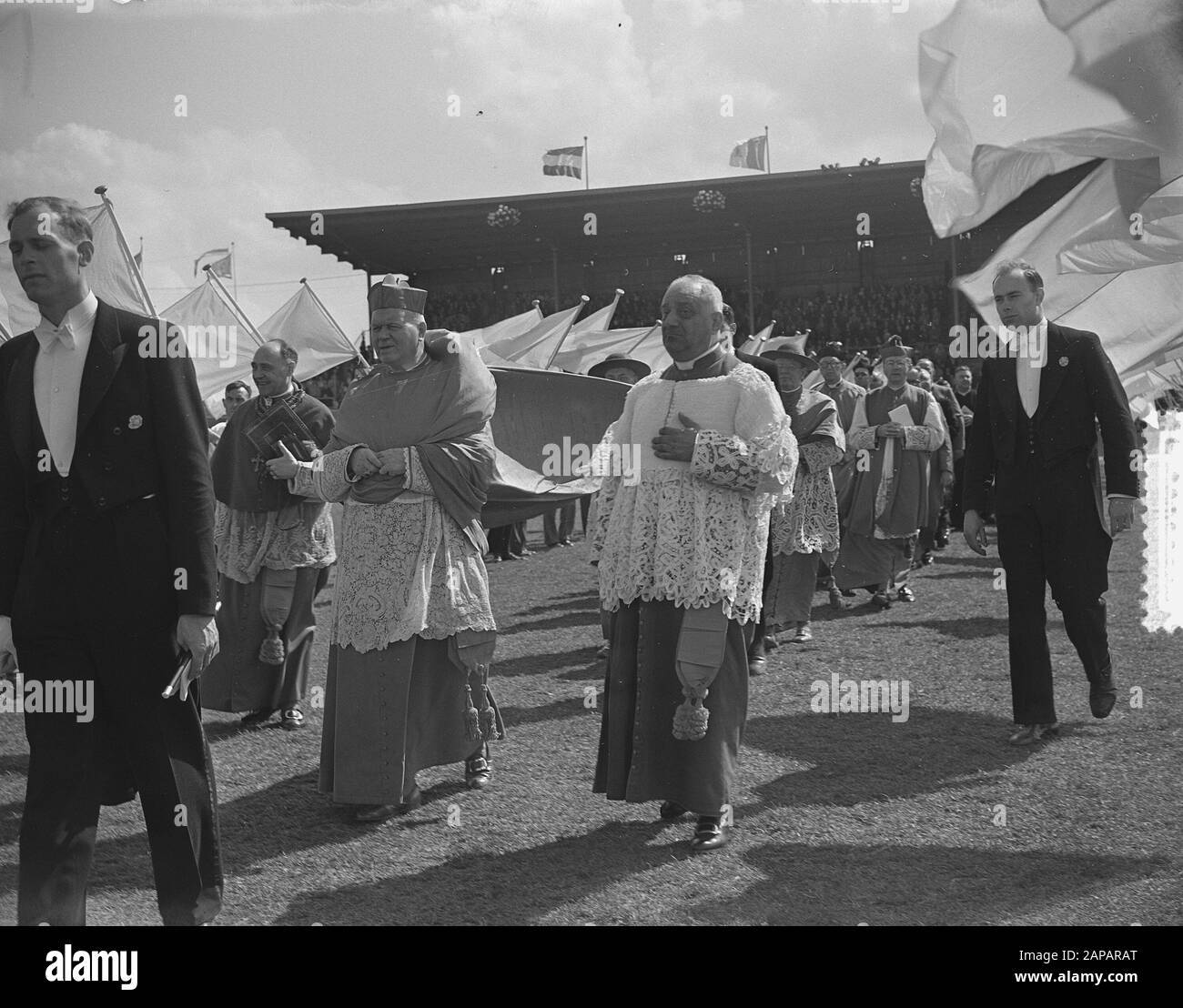 100 anni Kromstaf. Stadio De Galgewaard. Arrivo Cardinale-legato Jozef van Roey Annotazione: Celebrazione commemorazione restauro Archivio vescovo nel 1853 Data: 15 maggio 1953 luogo: Utrecht (città) Parole Chiave: Cattolicesimo Nome personale: Cardinal legato Foto Stock