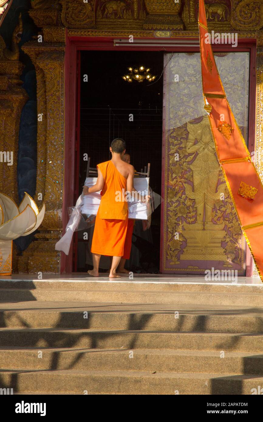 Buddisti Monk Che Lavorano A Temple, Chiang Mai, Thailandia Foto Stock