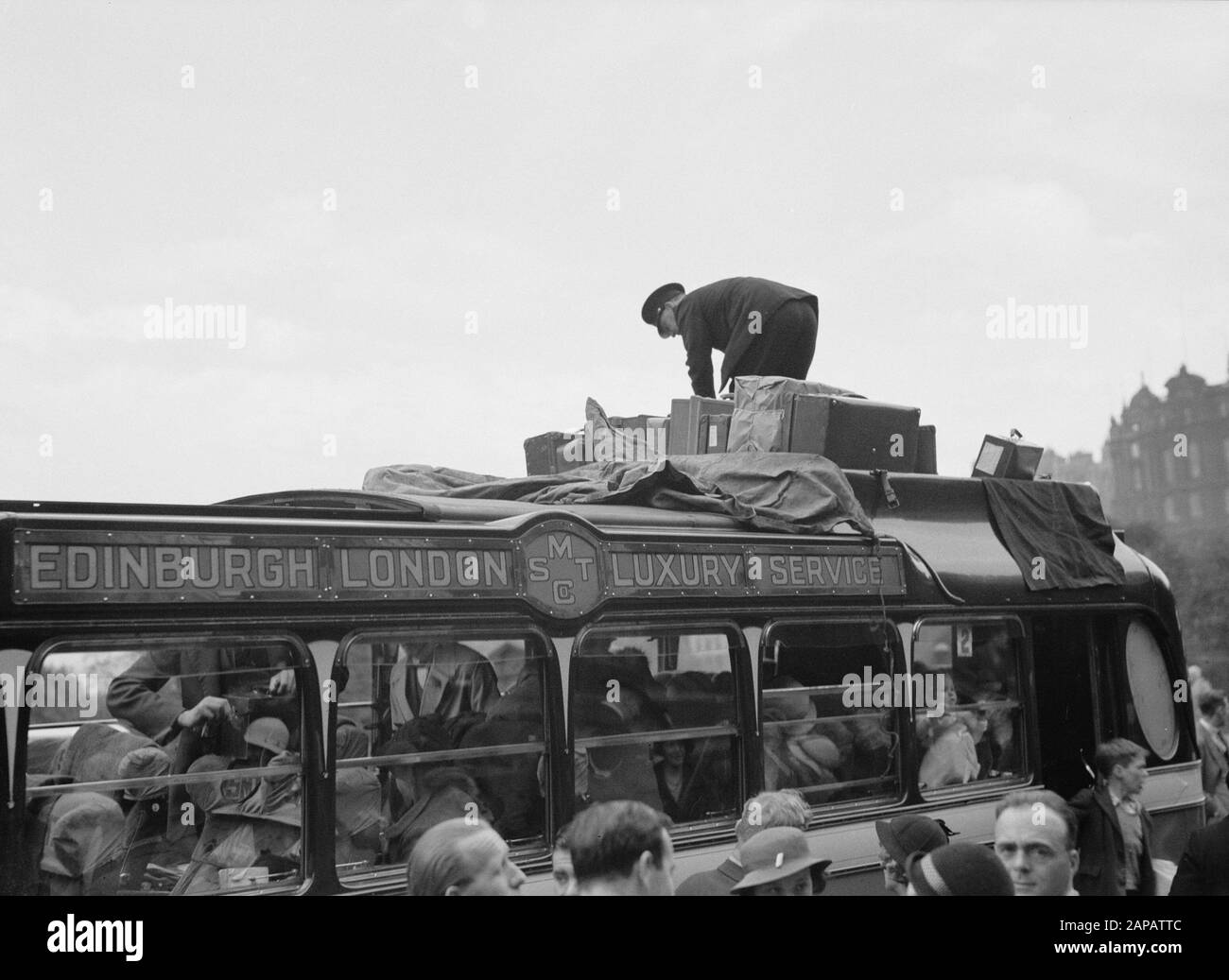 Scozia - Cityscape Edinburgh Descrizione: Bus driver mette i bagagli sul tetto del bus Edinburgh-London Data: 1934 posizione: Edimburgo, Gran Bretagna, Scozia Parole Chiave: Autobus, trasporto Foto Stock