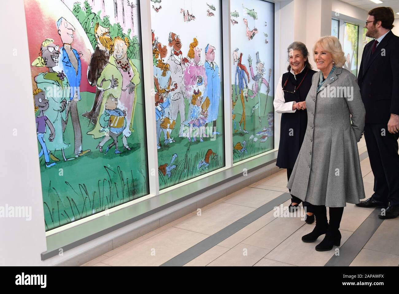 La Duchessa di Cornovaglia con Felicity Dahl (a sinistra) durante una visita al Birmingham Children's Hospital. L'ospedale e la sua carità hanno collaborato con Sir Quentin Blake e Felicity Dahl, (moglie del defunto autore, Roald Dahl) per creare un'installazione di vetrate con alcuni dei personaggi più famosi di Dahl. Ci sono 9 pannelli in totale che mostrano alcuni dei personaggi più famosi per bambini di Dahl. Foto Stock