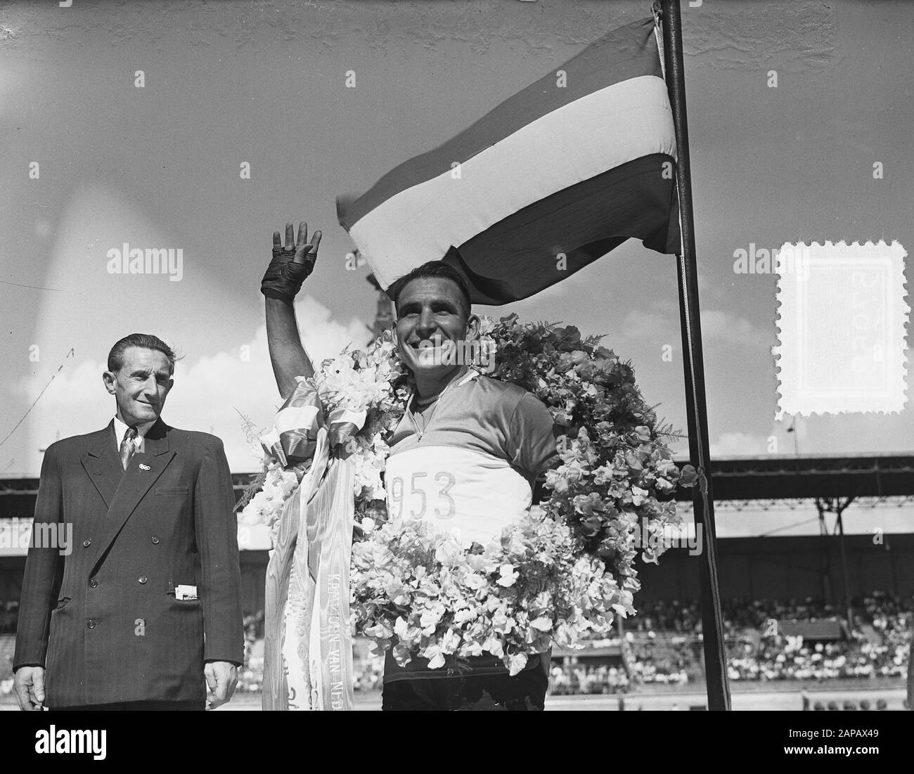 Gara di lavoro allo Stadio Olimpico di Amsterdam. Wim Van Est Data: 21 Giugno 1953 Luogo: Amsterdam, Noord-Holland Parole Chiave: Stadi Nome Personale: Est, Wim Van Foto Stock