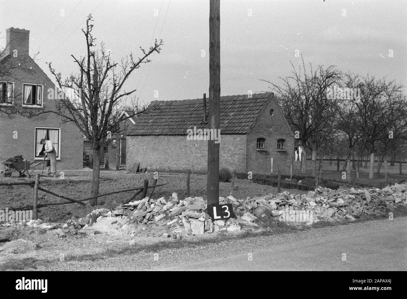 Servizi Culturali A Punti Fissi Descrizione: Azienda Agricola A Lienden? (Consolidamento del terreno Maurikse Wetering) Annotazione: L-3. La freccia indica il punto fisso. Lungo il percorso è Rubble Data: Marzo 1954 luogo: Betuwe Parole Chiave: Consolidamento del terreno, adeguamento dell'acqua del terreno Foto Stock