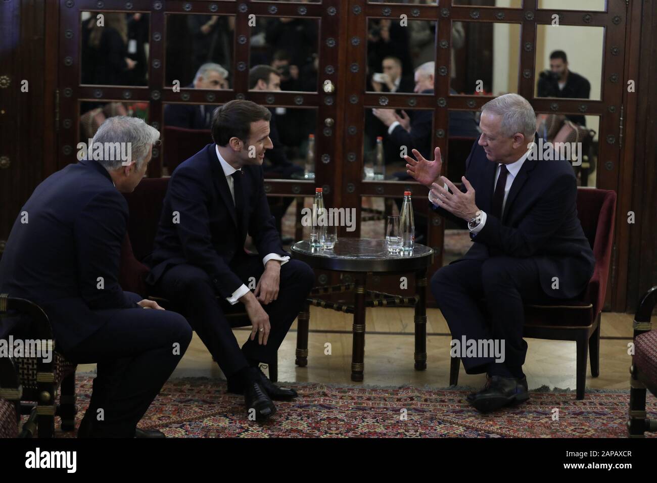 Gerusalemme, Israele. 22nd Gen 2020. Il presidente francese Emmanuel Macron incontra i leader del partito bianco e blu Benny Gantz e Yair Lapid (L) davanti al quinto Forum mondiale sull'olocausto presso l'hotel King David a Gerusalemme, Israele, mercoledì 22 gennaio 2020. Macron è in viaggio di due verso Israele e la Cisgiordania per discutere le tensioni iraniane e il processo di pace palestinese. Foto della piscina di Abil Sultan/UPI Credit: UPI/Alamy Live News Foto Stock