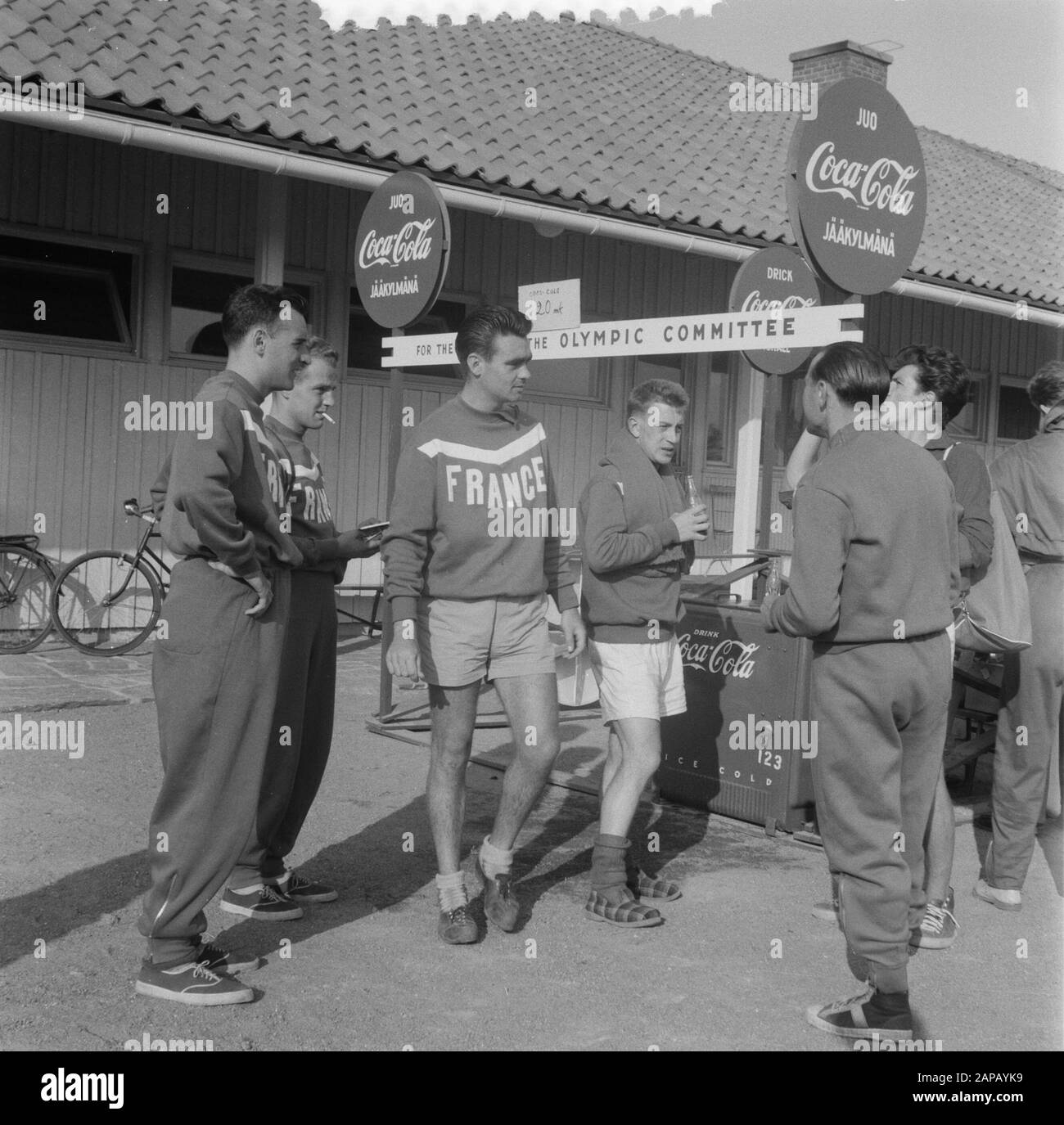Summer Olympics Helsinki (1952) Descrizione: Coca Cola bere partecipanti Giochi Olimpici Data: 18 luglio 1952 Località: Finlandia, Helsinki Parole Chiave: Partecipanti, pubblicità, atleti Nome dell'istituzione: Coca Cola Foto Stock
